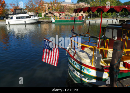 Poupe de bateau de paquets avec le drapeau américain sur le canal Érié Banque D'Images