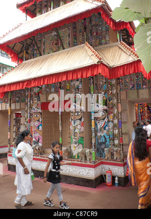 Les dévots à 'Lake Town Adhibasibrinda Durga Puja pandal" fait de cartons utilisés dans la région de Kolkata (Calcutta), West Bengal, India. Banque D'Images