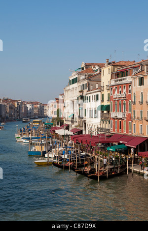 Restaurants et gondoles , à côté de grand canal près du pont du Rialto. Banque D'Images