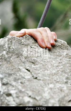 Un des alpinistes main tenant sur une attente. Banque D'Images