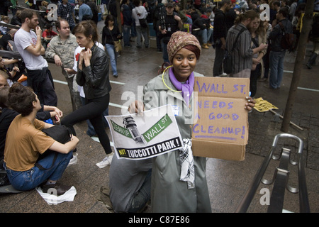 Les activistes Occupy Wall Street tenir leur sol tôt le matin du 14 octobre, lorsque le maire de la ville de New York a menacé de retirer leur. Banque D'Images