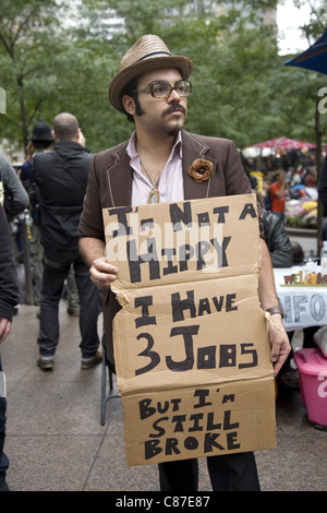 Les activistes Occupy Wall Street tenir leur sol tôt le matin du 14 octobre, lorsque le maire de la ville de New York a menacé de retirer leur. Banque D'Images