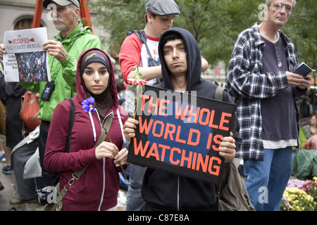 Les activistes Occupy Wall Street tenir leur sol tôt le matin du 14 octobre 2011 lorsque la ville de New York Le maire Bloomberg a menacé de les supprimer. Banque D'Images