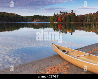 Canoë sur une rive du lac George. Beau paysage de la nature de l'automne. Le Parc provincial Killarney, l'Ontario, Canada. Banque D'Images