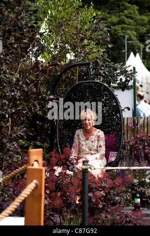 Carol Klein dans le 'Black and Blue' Retour au jardin arrière, 2011 RHS Flower Show Tatton Park Banque D'Images