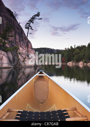 Canoë sur le lac George, à l'automne. Le Parc provincial Killarney, l'Ontario, Canada. Banque D'Images