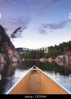 Canoë sur le lac George, à l'automne. Le Parc provincial Killarney, l'Ontario, Canada. Banque D'Images