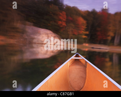 Canoë sur le lac George, à l'automne. Le Parc provincial Killarney, l'Ontario, Canada. Banque D'Images