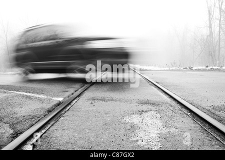 Voiture roulant à un passage à niveau Banque D'Images