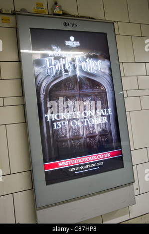 Une affiche publicitaire à Londres une visite guidée de la Warner Bros studio et la réalisation d'Harry Potter ; Octobre 2011 Banque D'Images