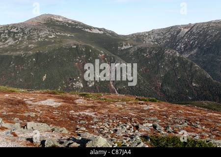 Mt d'argile (L) et Mt Jefferson vu depuis les pentes du Mont Washington dans la Montagne Blanche New Hampshire, gamme présidentielle Banque D'Images