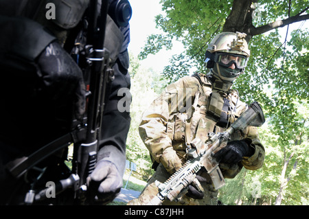 Des soldats de l'unité de forces spéciales polonaise GROM (Groupe de réaction mobiles opérationnels, à court d'origine signifie 'thunderbolt') Banque D'Images