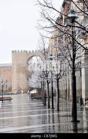 Pluie sur Mercado Grande (Plaza de Sta. Teresa) dans la région de Avila, Espagne avec vue sur mur médiéval Banque D'Images