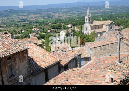 Voir à partir de la colline sur les maisons et nouvelle Église Eglise neuve construite en 1870 dans la ville de Bonnieux, Vaucluse en Provence, France Banque D'Images
