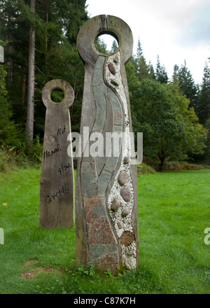 Sculptures faites à partir de bois, ardoise et pierre en Coed y Brenin woodland Forest Park, le parc national de Snowdonia, Pays de Galles, Royaume-Uni Banque D'Images