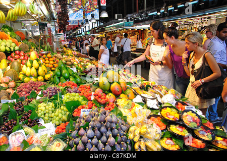 Les échoppes de fruits du Mercat de la Boqueria, La Rambla, district de Ciutat Vella, Barcelone, Province de Barcelone, Catalogne, Espagne Banque D'Images