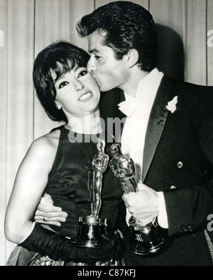 GEORGE CHAKIRIS et Rita Moreno avec leur 'West Side Story' l'oscar en 1961 Academy Awards Banque D'Images