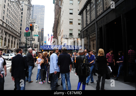 Sur le trottoir, regardant vers le sud, de nombreuses personnes debout à l'extérieur du flagship Abercrombie & Fitch Store, 5e Avenue, New York City Banque D'Images