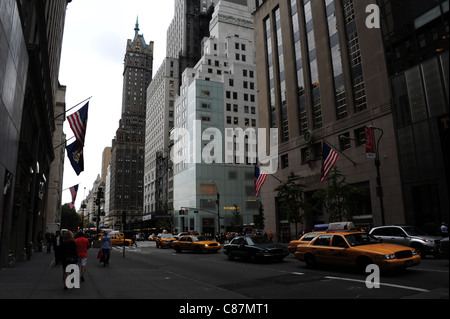 Les voitures taxis jaunes des drapeaux américains Tiffany & Co boutique Louis Vuitton, à l'hôtel, le Sherry-Netherland 5th Avenue, New York Banque D'Images