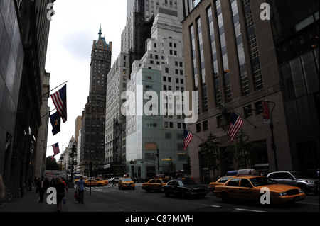 Voir l'hôtel vers les voitures taxis jaune Sherry-Netherland personnes American Flags magasins boutique Tiffany & Co, 5e Avenue, New York Banque D'Images