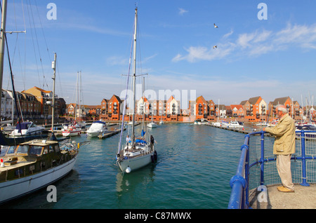 Vieil homme regardant à partir de Sovereign Harbour, Eastbourne, Royaume-Uni, GO Banque D'Images