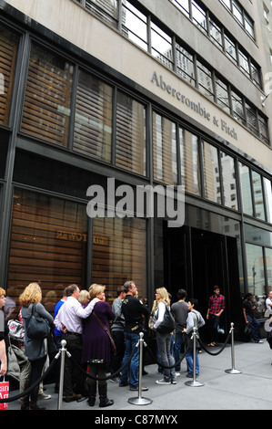 Portrait de trottoir de mise en file d'acheteurs à l'entrée de flagship Abercrombie & Fitch Store, 5e Avenue, Manhattan, New York City Banque D'Images