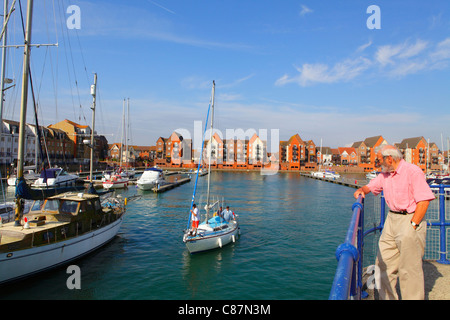 L'homme regardant à partir de Sovereign Harbour Eastbourne UK GO Banque D'Images