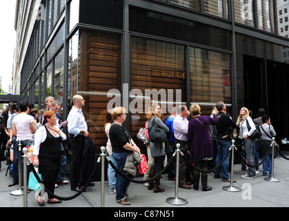 Vue de coin de rue mise en file d'acheteurs d'entrer dans le flagship Abercrombie & Fitch Store West 56th Street, 5th Avenue, New York Banque D'Images