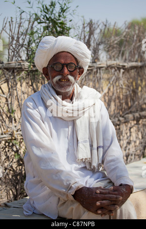 L'homme indien Bishnoi village Bishnoi à près de Rohet au Rajasthan, Inde du Nord Banque D'Images