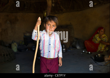 Jeune Indien dans la maison faite de briques de boue et de bouse de vache en tribu Bishnoi village près de Rohet au Rajasthan, en Inde Banque D'Images