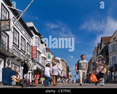 HIGH STREET SHOPPING BOUTIQUES Shoppers à Guildford rue principale pavée historique le soleil brille, Guildford Surrey UK Banque D'Images