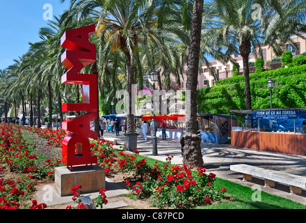 Marché de Palma avec 'rouge' Palma sculpture verticale signe sur Av.de Gabriel Roca bordée de palmiers avec des étals de marché Palma de Majorque Espagne Banque D'Images