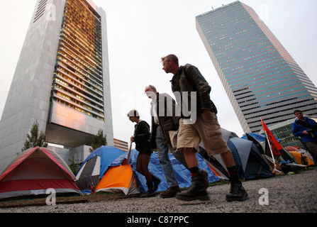 L'occuper est mis en place des camps de Boston dans le quartier financier de Boston, à côté de la Banque fédérale de réserve, à gauche. Banque D'Images