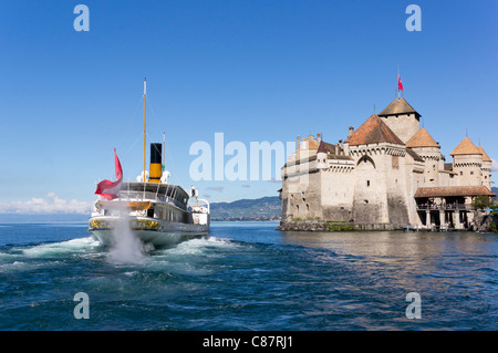 Le lac de Genève à aubes La Suisse passe le château de Chillon sur le Lac Léman Banque D'Images