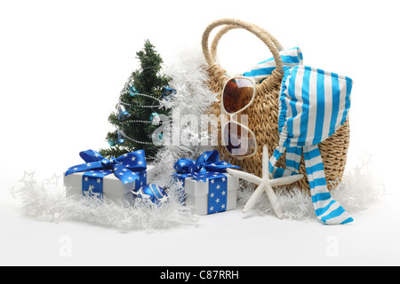 Arbre de Noël avec des accessoires de plage sur fond blanc. Banque D'Images