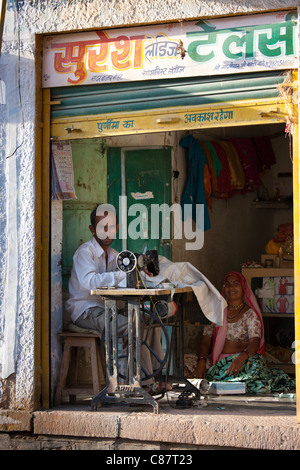 L'homme et de la femme indienne en tissu à coudre village de Rohet au Rajasthan, Inde du Nord Banque D'Images
