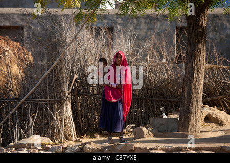 Femme indienne avec des petits-enfants à Narlai village de Rajasthan, Inde du Nord Banque D'Images