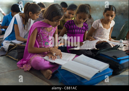 Les enfants indiens l'apprentissage de l'anglais à l'école en Rajyakaiya Narlai village, Rajasthan, Inde du Nord Banque D'Images