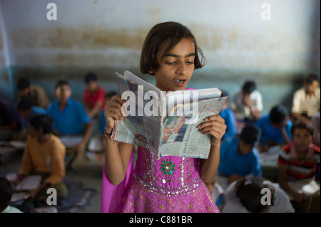Indian girl la lecture à haute voix pendant la leçon d'anglais à l'école en Rajyakaiya Narlai village, Rajasthan, Inde du Nord Banque D'Images