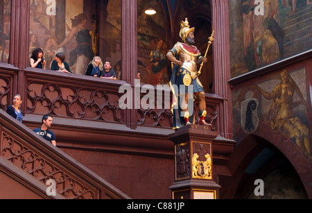 Les visiteurs à côté de la sculpture de Munatius Plncua dans la cour intérieure de l'hôtel de ville de Bâle, Suisse Banque D'Images