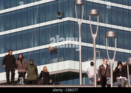 Absiling nettoyage de vitres haut de travail au-dessus du niveau de la rue de la de feuilles de verre de Westfield Shopping Centre-ville de Stratford. Banque D'Images