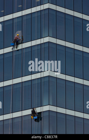 Absiling nettoyage de vitres haut de travail au-dessus du niveau de la rue de la de feuilles de verre de Westfield Shopping Centre-ville de Stratford. Banque D'Images