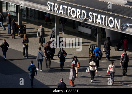 Vue aérienne des navetteurs la gare de Stratford dans l'Est de Londres, le centre de transport ferroviaire pour les Jeux Olympiques de 2012. Banque D'Images