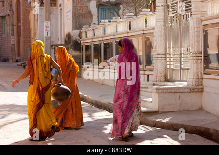 Les femmes Rajasthani transportent de l'eau des pots dans le village de Narlai au Rajasthan, Inde du Nord Banque D'Images