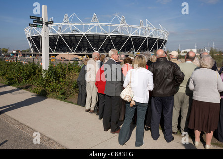 Les visiteurs d' le plus proche de la Voie verte vue voir le stade principal au Parc olympique de Stratford en 2012. Banque D'Images