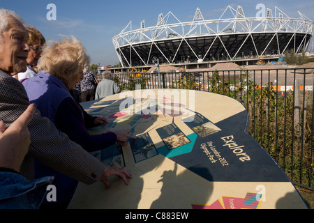 Les visiteurs d' le plus proche de la Voie verte vue voir le stade principal au Parc olympique de Stratford en 2012. Banque D'Images