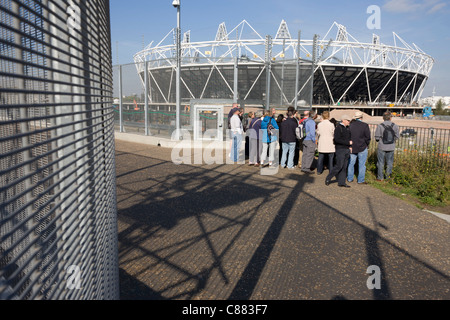 Les visiteurs d' le plus proche de la Voie verte vue voir le stade principal au Parc olympique de Stratford en 2012. Banque D'Images