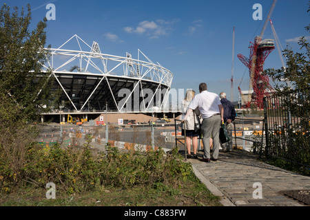 Visite de la Voie verte, le plus proche point de vue pour voir le stade principal au Parc olympique de Stratford en 2012. Banque D'Images