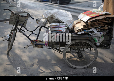 Le recyclage dans les rues de Hangzhou, Chine. Les travailleurs migrants itinérants migrent vers la ville à la recherche de vie prospère Banque D'Images