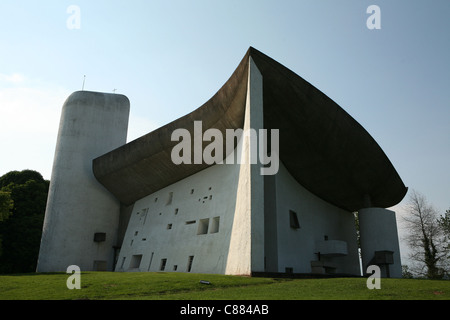 Chapelle Notre Dame du haut de l'architecte Le Corbusier à Ronchamp, France. Banque D'Images